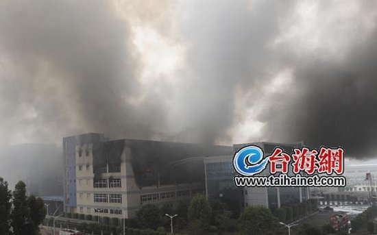 集美環(huán)珠路:際諾思廠房著起沖天大火(圖)