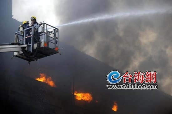 集美環(huán)珠路:際諾思廠房著起沖天大火(圖)