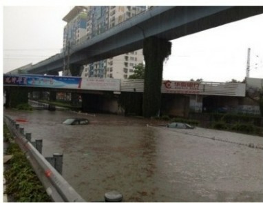 市民實拍廈門暴雨:公交變游艇 廈門變成“海”