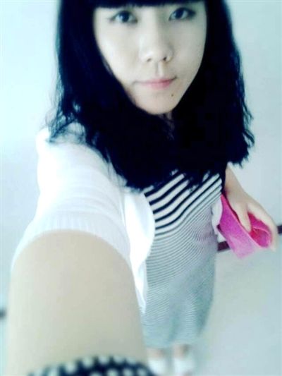 女生K歌觸電身亡 握麥克風(fēng)倒在沙發(fā)翻白眼(圖)