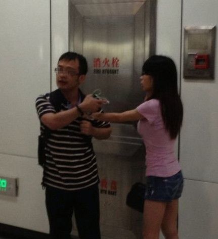 兩名乘客當(dāng)日在地鐵內(nèi)發(fā)生爭(zhēng)執(zhí).