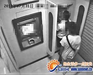 嫌疑人張某接近受害者。警方供圖
